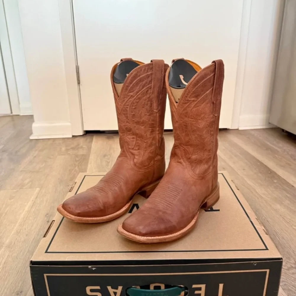 Tecovas Scotch Goat Box in Black with Brown Trim